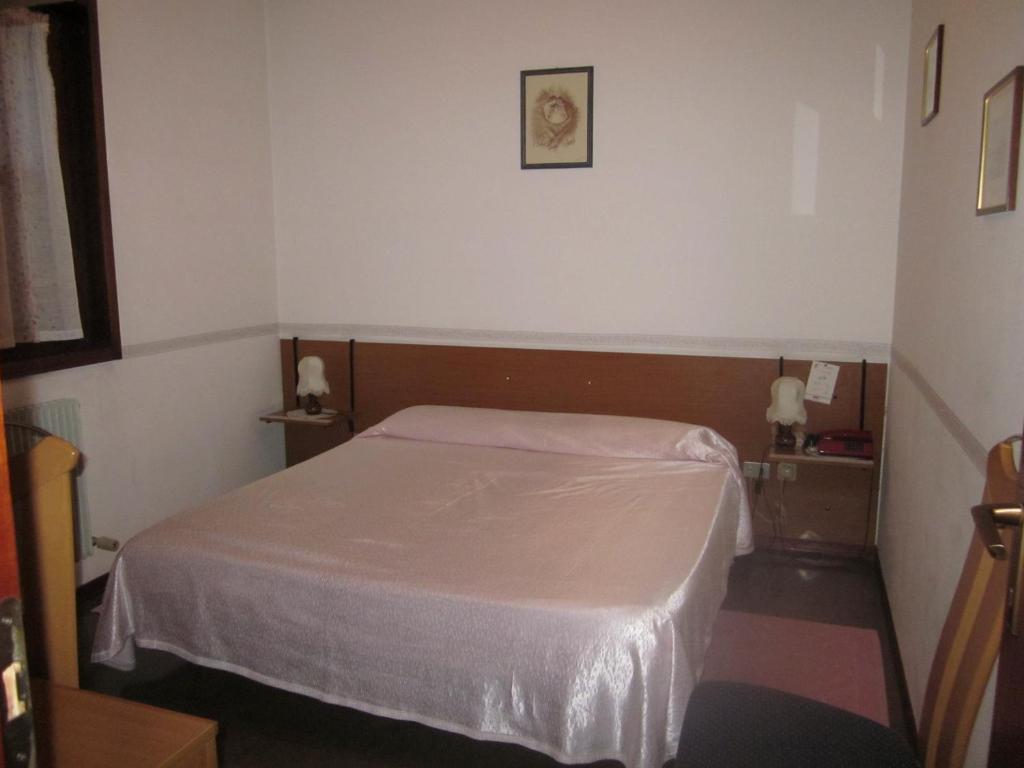 Albergo Leon Bianco Moggio Udinese Zimmer foto