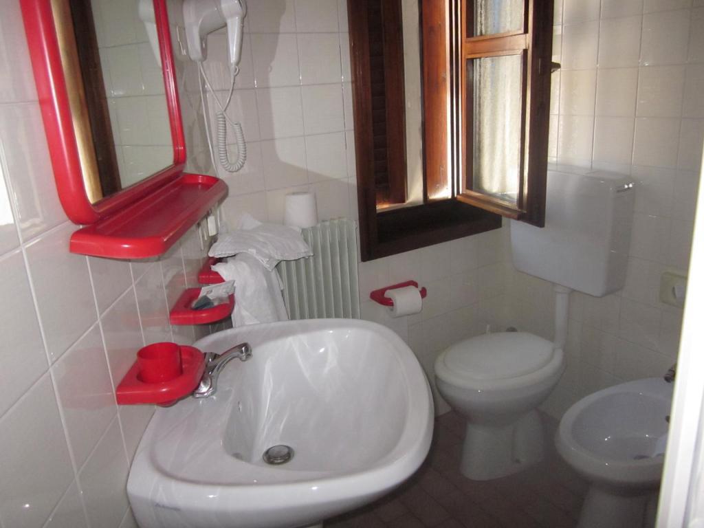 Albergo Leon Bianco Moggio Udinese Zimmer foto