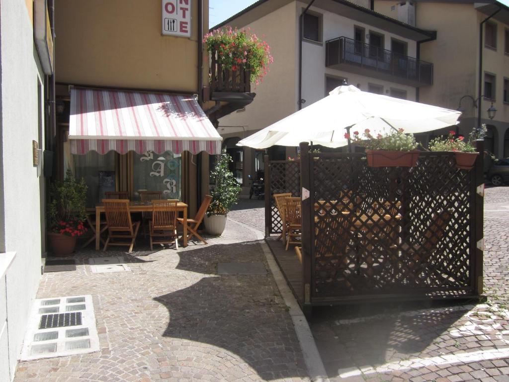 Albergo Leon Bianco Moggio Udinese Exterior foto
